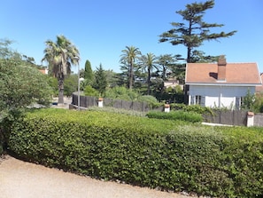 Nuage, L'Eau, Ciel, Propriété, Plante, Piscine, Bâtiment, Fenêtre, Bleu Azur, Bleu