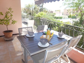Table, Plante, Vaisselle, Meubles, Bâtiment, Chaise, Pot De Fleur, Plante D'Appartement, Mobilier De Jardin, Tableau De Plein Air