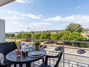 Ciel, Nuage, Table, Meubles, Chaise, Plante, Bleu Azur, Vaisselle, Pot De Fleur, Mobilier De Jardin