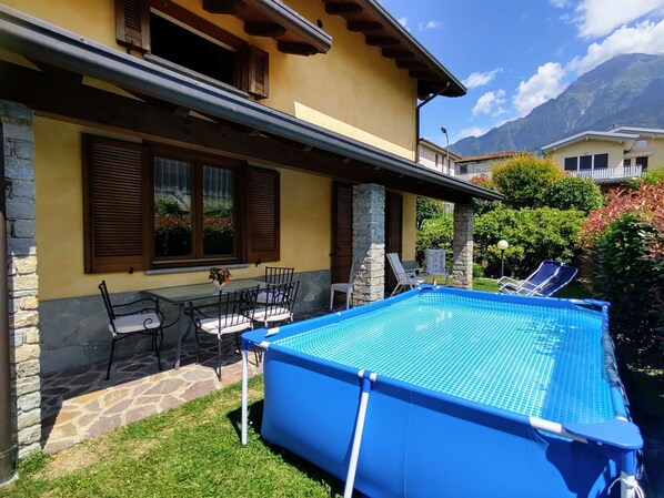 Bâtiment, Plante, Propriété, Fenêtre, Meubles, Chaise, Nuage, Ombre, Piscine, Maison