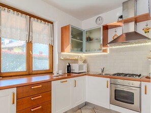 Comptoir, Cabinetry, Propriété, Meubles, Fenêtre, Bâtiment, Cuisine, Bois, Tiroir, Cuisinière