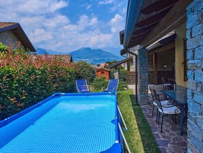 Ciel, Plante, L'Eau, Meubles, Nuage, Propriété, Bâtiment, Piscine, Bleu, Chaise