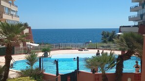 Une très agréable piscine avec vue sur la mer