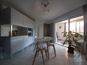 Salle à manger spacieuse et loggia