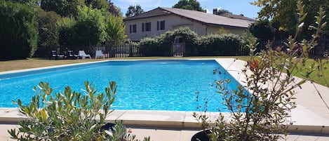 Piscine 12 x6 chaufée, clôturée et salée