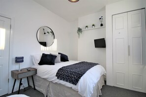 Blue bedroom (1)