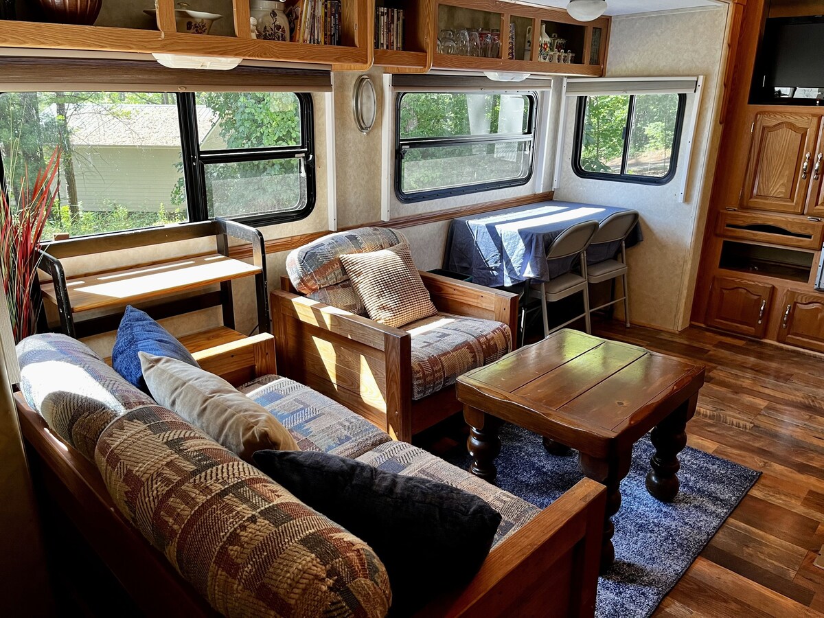 Mountain sunrise views from spacious cozy 5th wheel camper-20 min from Asheville