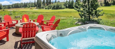 Elk Grove: - Private hot tub with golf course views!