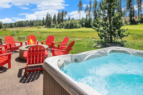 Elk Grove: - Private hot tub with golf course views!