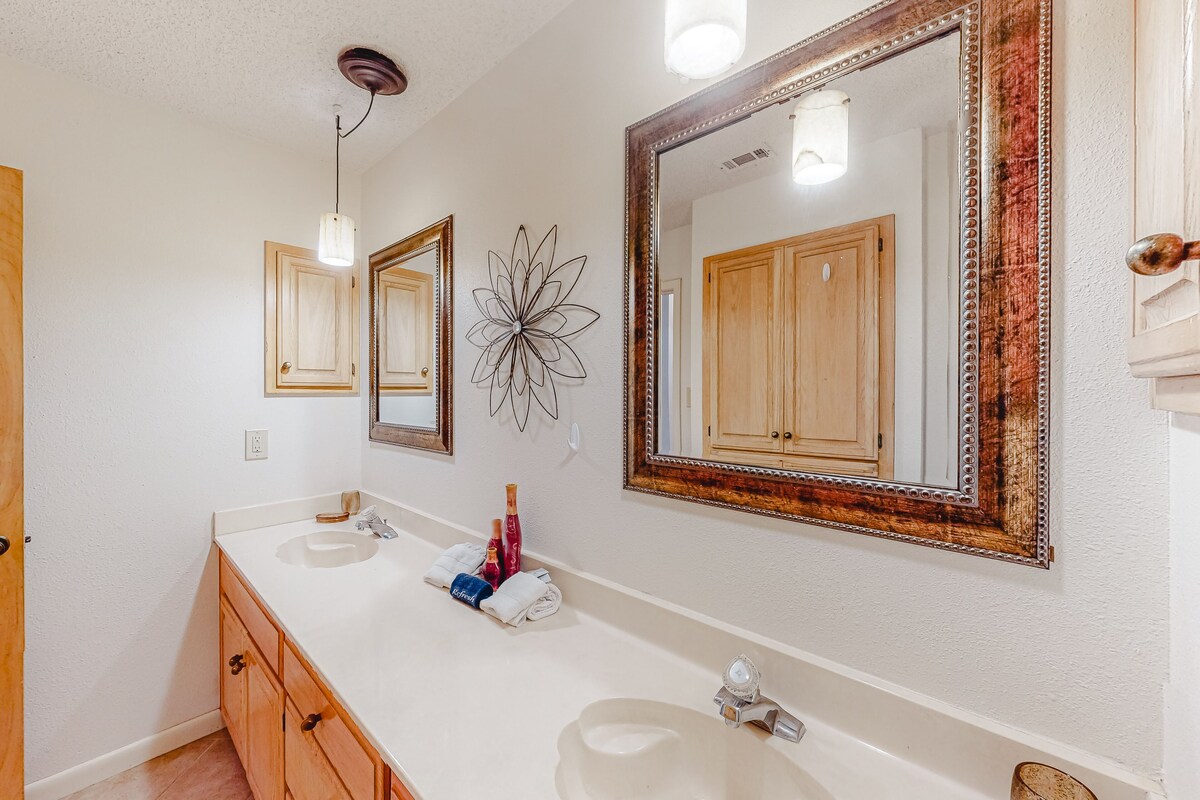 Condo with pool, hot tub, grills, washer/dryer, central AC – snowbirds welcome