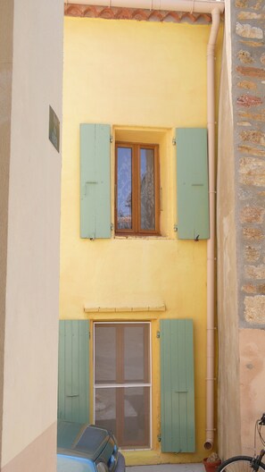 Côté cuisine et chambre.