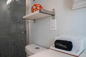 Full size bathroom in the Master bedroom suite - attached to the orange room