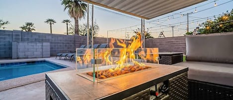 You and your guests will enjoy the sunset in the tropical oasis backyard and converse around the fire.