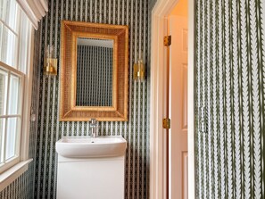 Another view of the powder room 