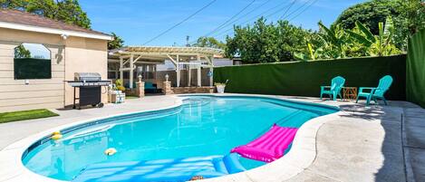 Large pool with pool toys and BBQ for ultimate relaxation!