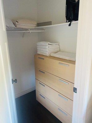 Storage and extra lining, walk in closet