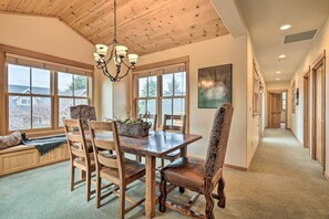 Dining Area | Dishware & Flatware Provided