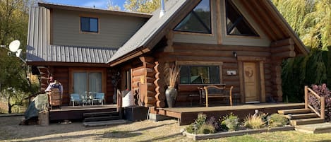 Spacious luxury log house on Adams Lake