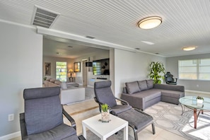 Sitting Room | Pool Views