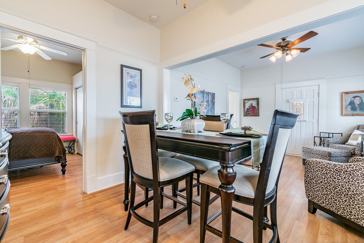 Cute 2 bedroom 2 bath House in Tarpon Springs, Dog Friendly!