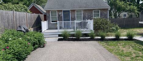 Quaint 1 Bedroom cottage, steps to ocean