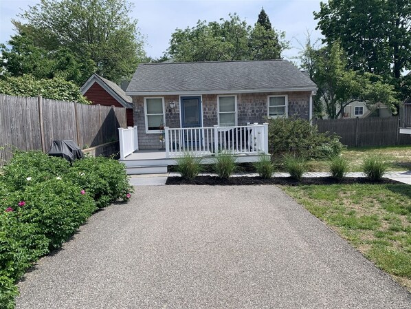 Quaint 1 Bedroom cottage, steps to ocean