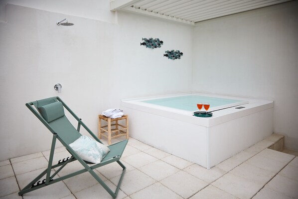Outdoor spa tub
