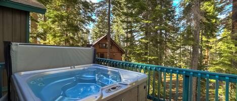 HOT TUB ON UPPER DECK!