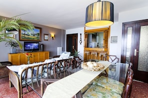 Wide dinning room
