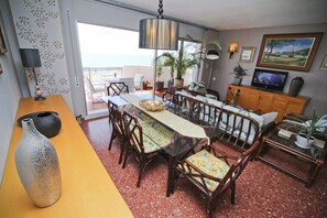 Wide dinning room