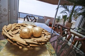 Wide dinning room