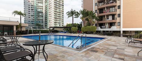 Charmoso apartamento com piscina próximo à Praia da Barra da Tijuca/RJ