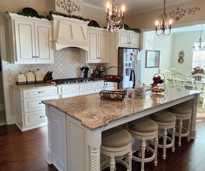 Kitchen with bar and 4 stools