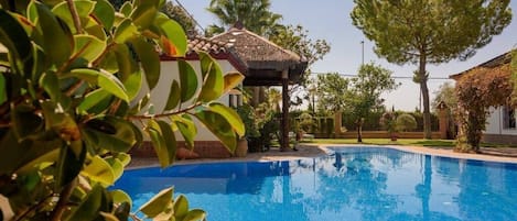 You can't miss to enjoy the swimming pool and the sun loungers.