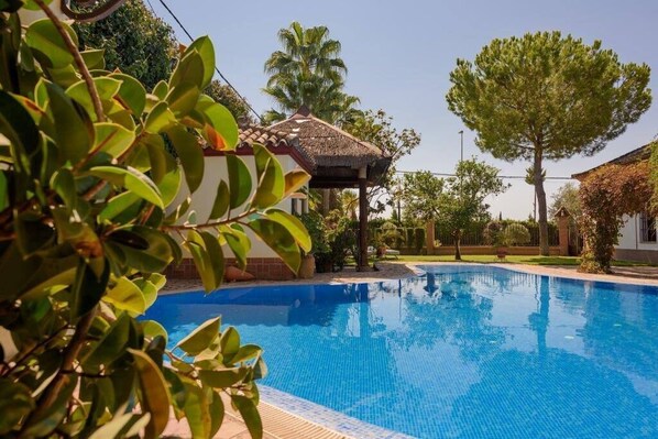 You can't miss to enjoy the swimming pool and the sun loungers.