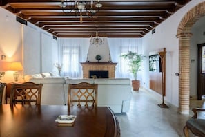 This beautiful house is characterised by bright and spacious rooms.
