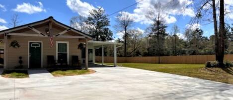 The Club House - Spacious 2 bdrm on 1 acre lawn and covered parking.
