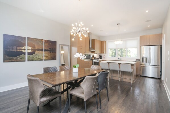 Beautiful table & island!
