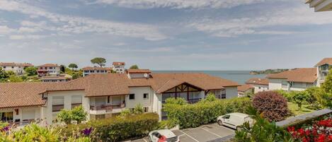 Cloud, Sky, Plant, Building, Property, Window, Urban Design, Body Of Water, House, Condominium