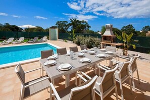 Outside dining with barbecue and pool