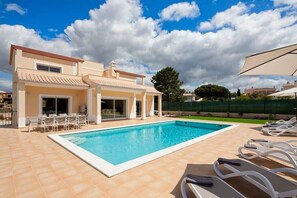 Pool and villa 