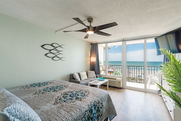 King size bed facing that gorgeous view!