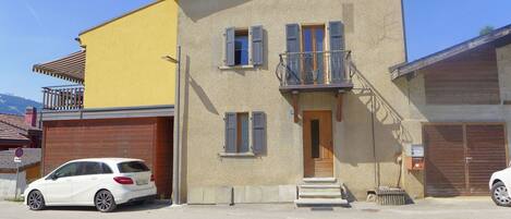 Building, Sky, Wheel, Car, Property, Window, Vehicle, House