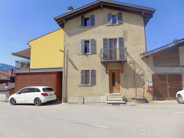 Building, Sky, Wheel, Car, Property, Window, Vehicle, House