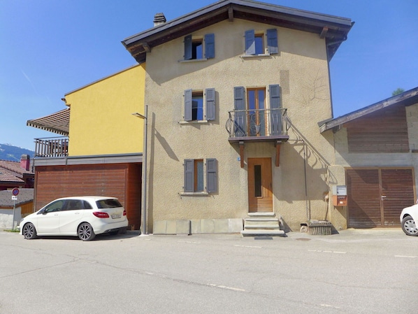 Bâtiment, Ciel, Roue, Voiture, Propriété, Fenêtre, Véhicule, Maison