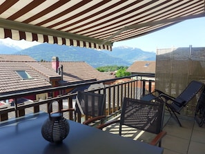 Ciel, Table, Propriété, Bâtiment, Meubles, Bleu Azur, Chaise, Porche, Ombre, Pot De Fleur