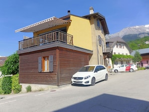 Roue, Voiture, Plante, Ciel, Bâtiment, Véhicule, Fenêtre