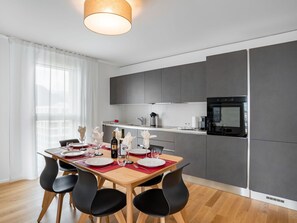 Eigentum, Cabinetry, Countertop, Gebäude, Geschirr, Holz, Beleuchtung, Tabelle, Interior Design, Orange