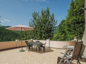 Table, Meubles, Propriété, Ciel, Chaise, Plante, Ombre, Tableau De Plein Air, Nuage, Mobilier De Jardin