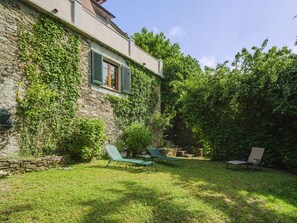 Plant, Sky, Plant Community, Building, Window, Natural Landscape, House, Shade, Land Lot, Cottage